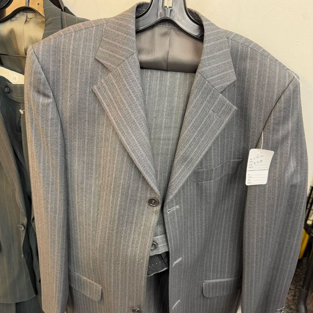 Ermenegildo Zegna Traveller Pinstripe Suit – 100% Wool – made in italy